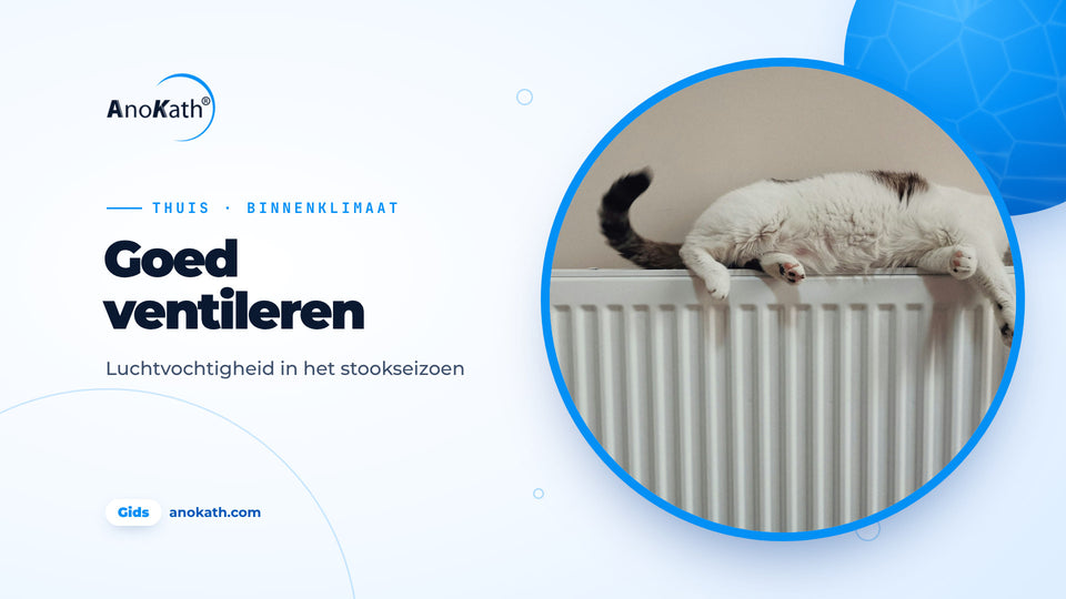 Kat slaapt languit op een witte radiator, omslagafbeelding bij de gids over luchtvochtigheid in huis