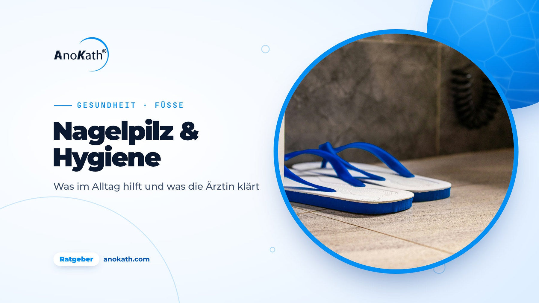 Badeschuhe auf einem gefliesten Boden, Titelbild zum Ratgeber Nagelpilz