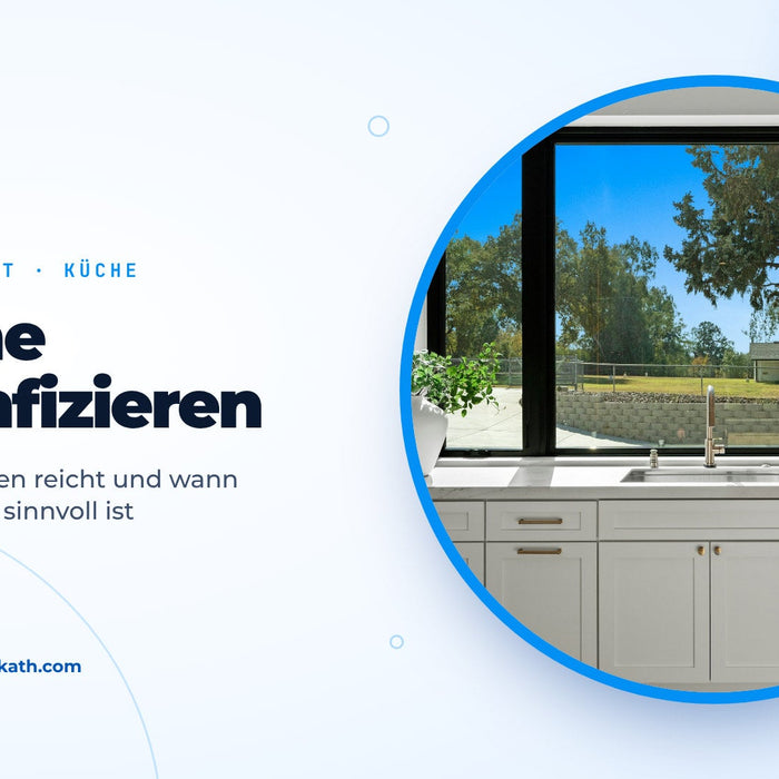 Helle, aufgeräumte Küche mit Spüle und großem Fenster, Titelbild zum Ratgeber Küche desinfizieren