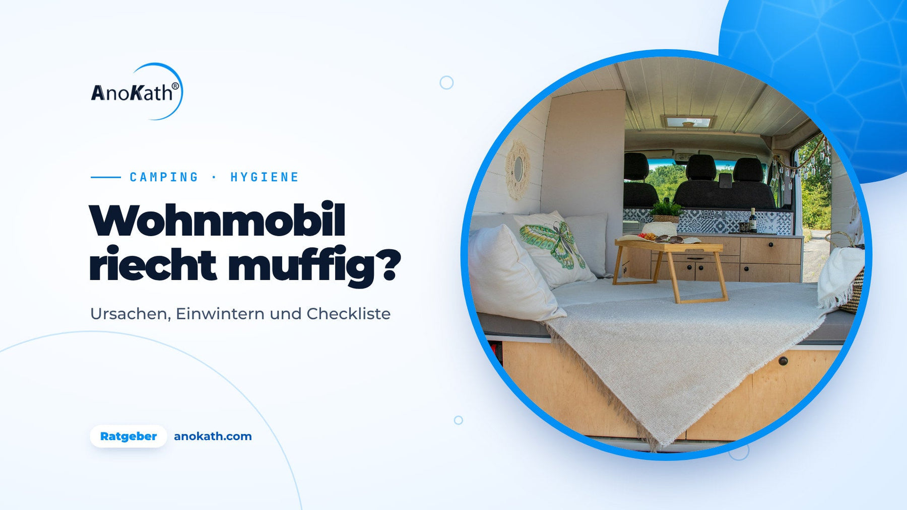 Heller, aufgeräumter Campervan innen mit Bett und Kissen, Titelbild zum Ratgeber muffiger Geruch im Wohnmobil