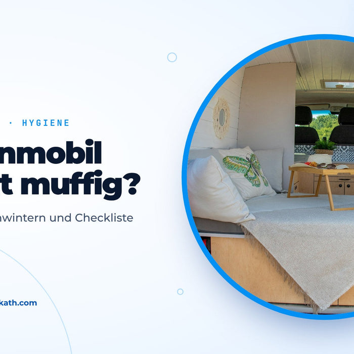 Heller, aufgeräumter Campervan innen mit Bett und Kissen, Titelbild zum Ratgeber muffiger Geruch im Wohnmobil