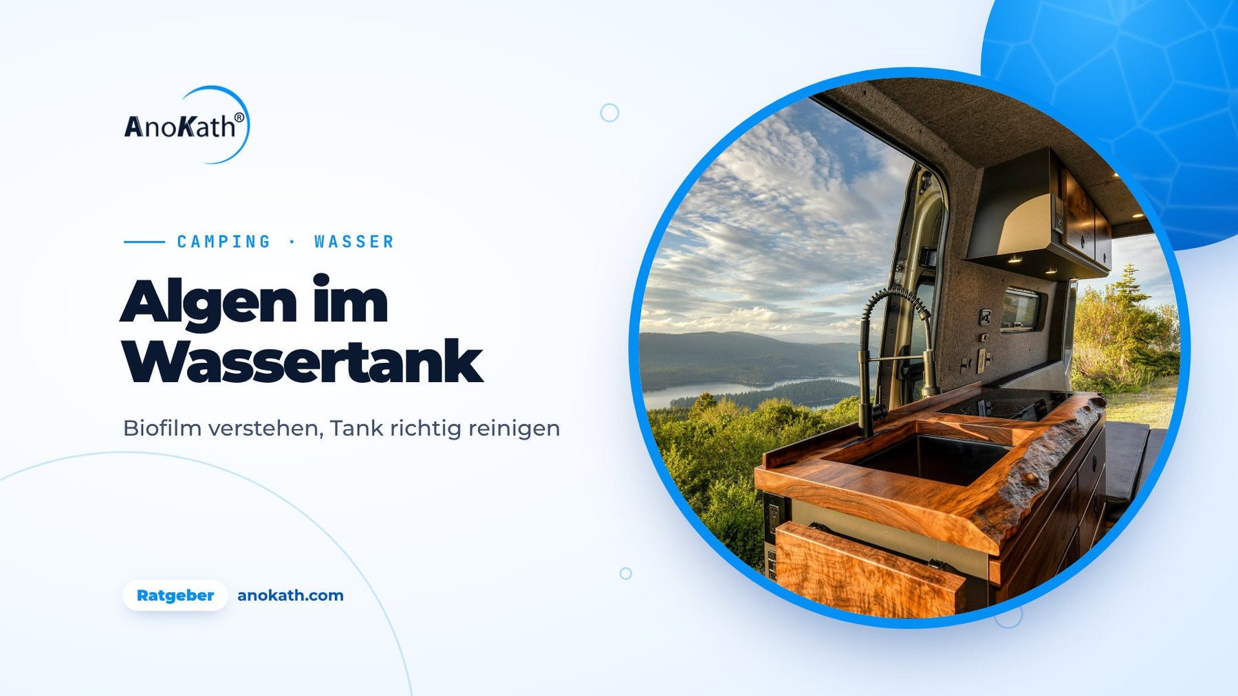 Küchenzeile mit Wasserhahn in einem Campervan, Blick auf einen See, Titelbild zum Ratgeber Algen im Wassertank