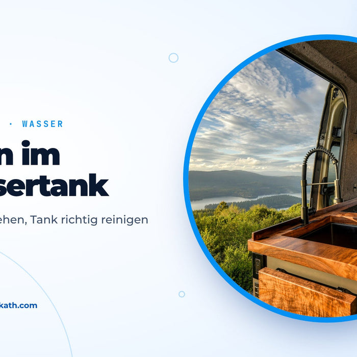 Küchenzeile mit Wasserhahn in einem Campervan, Blick auf einen See, Titelbild zum Ratgeber Algen im Wassertank