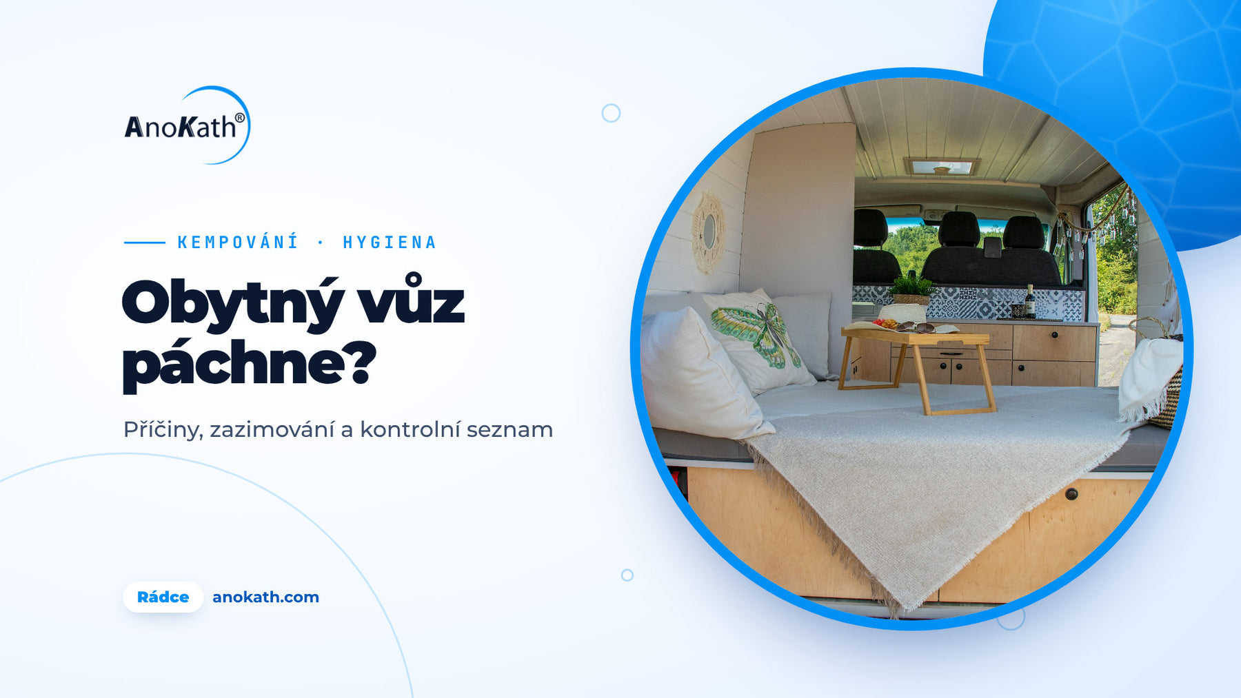 Světlý uklizený karavan zevnitř s postelí a polštáři, titulní obrázek rádce o zatuchlém zápachu v obytném voze