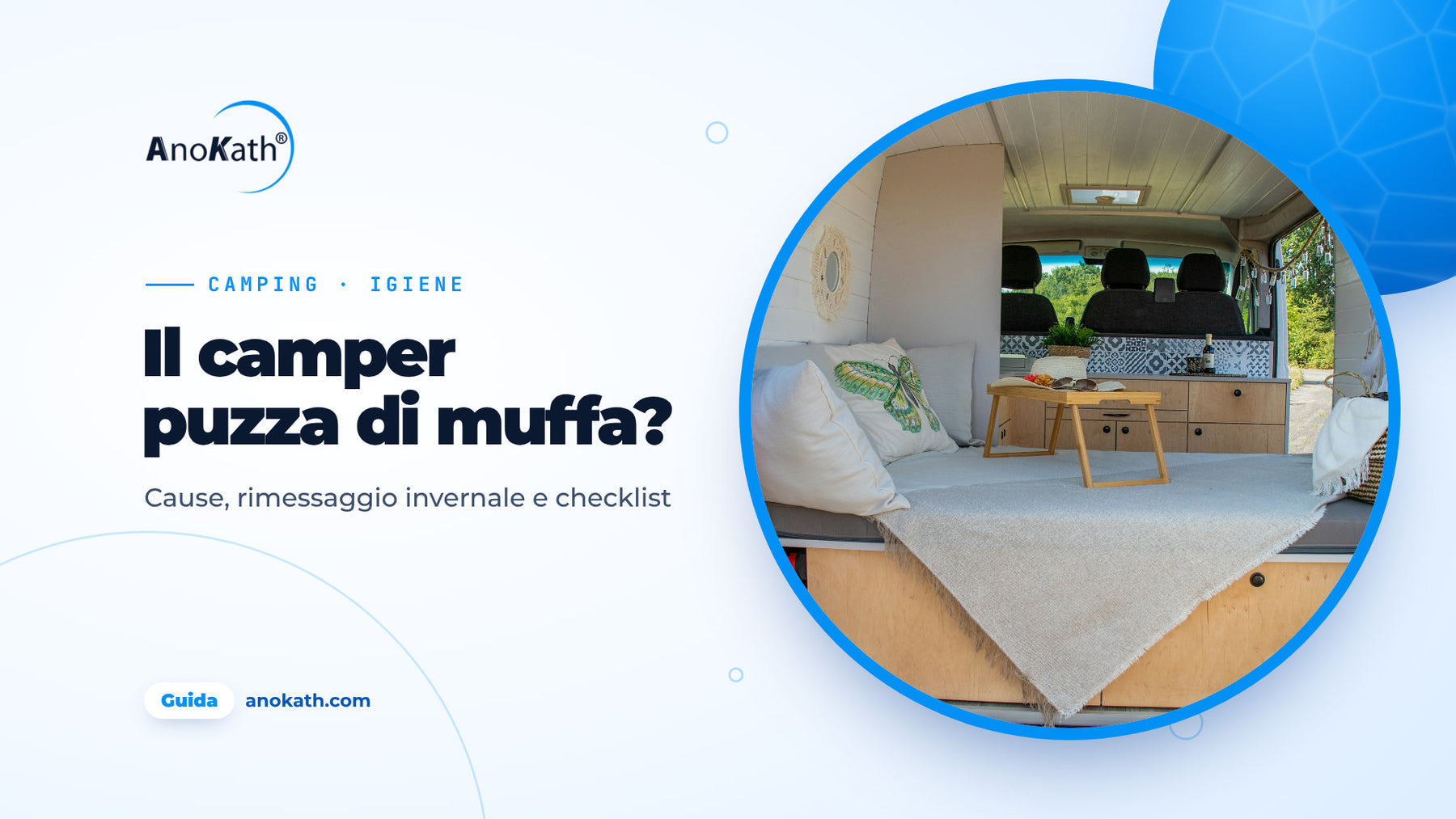 Interno luminoso e ordinato di un camper con letto e cuscini, immagine di copertina della guida sul cattivo odore di muffa nel camper