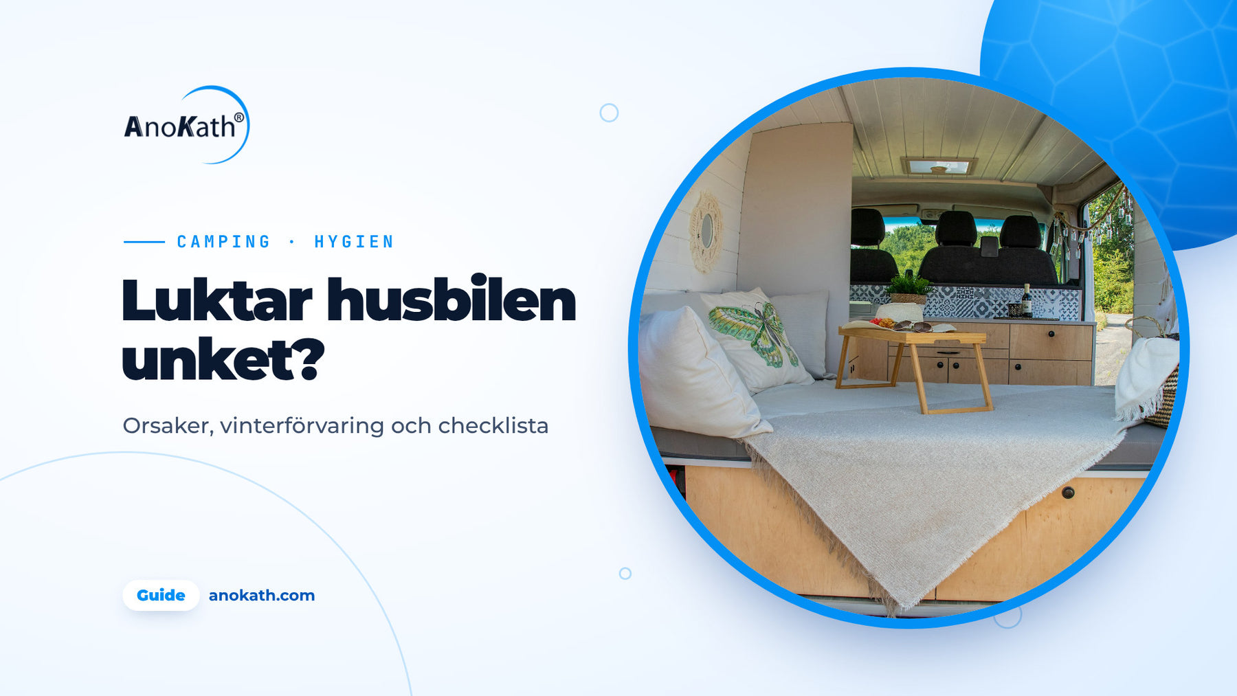 Ljus, städad husbil invändigt med säng och kuddar, omslagsbild till guiden om unken lukt i husbilen