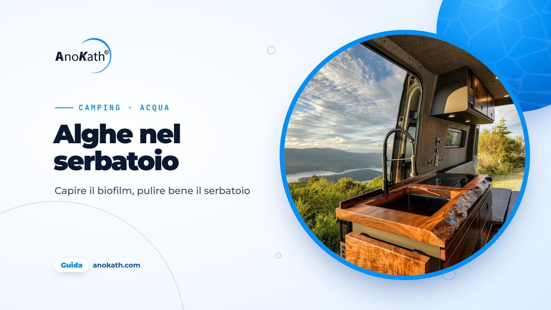 Cucina di un camper con rubinetto e vista su un lago, immagine di copertina della guida sulle alghe nel serbatoio dell’acqua