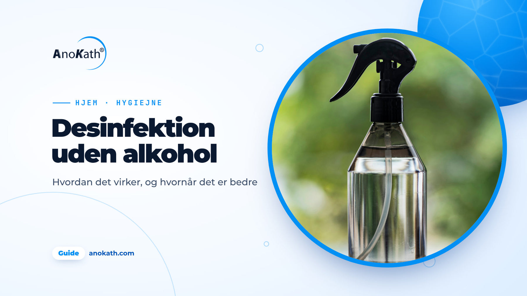 Grøn sprayflaske uden etiket på et bord foran en sløret baggrund, forsidebillede til indlægget om desinfektionsmiddel uden alkohol