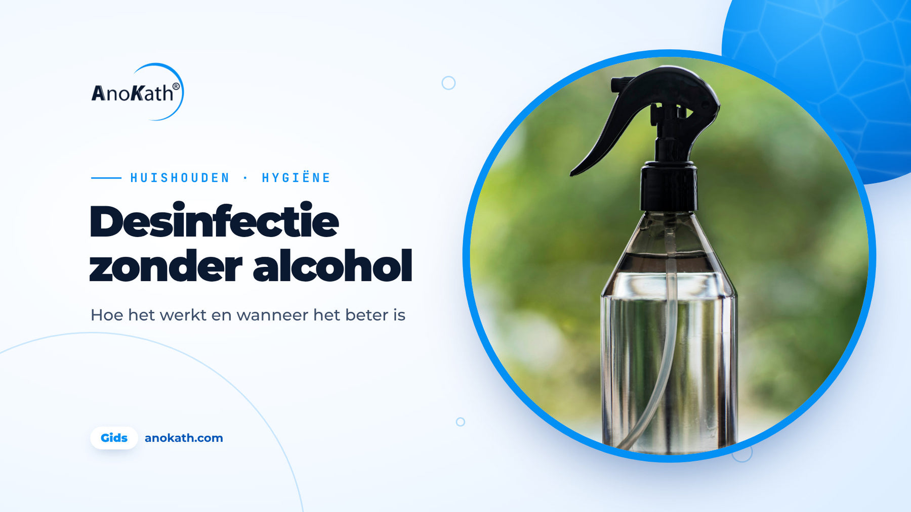 Groene sprayfles zonder etiket op een tafel voor een onscherpe achtergrond, omslagafbeelding bij het artikel over desinfectiemiddel zonder alcohol
